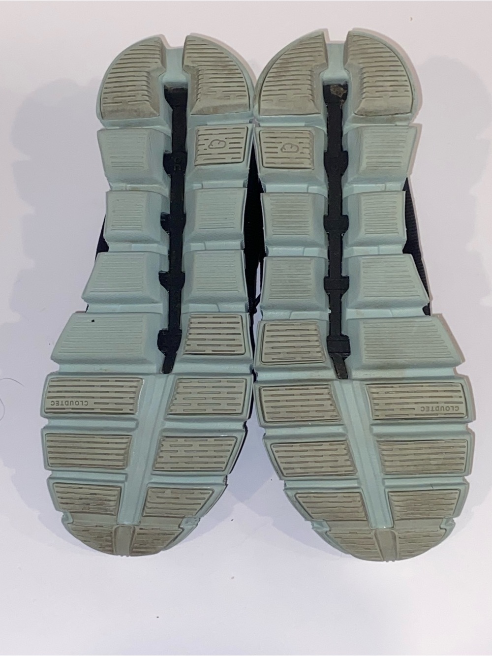 On cloud shoes - Picture 10 of 10